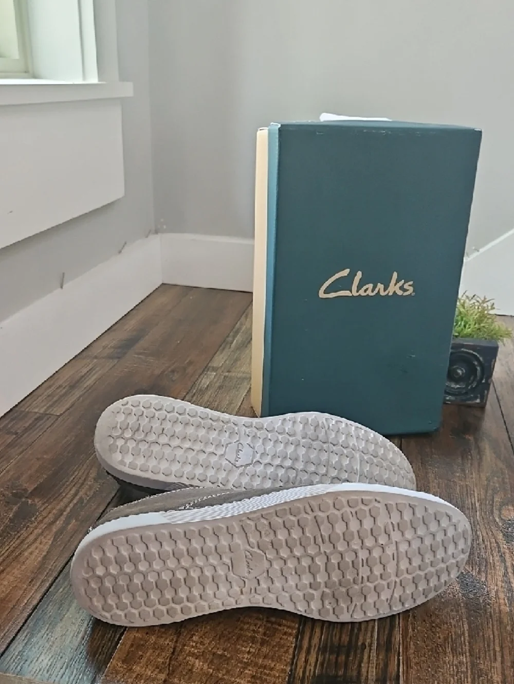 Clarks Men’s Taupe‎ Brown Suede Chukka Lace-Up Shoes